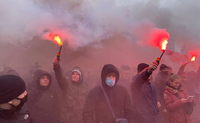 Стерненко. Протестующие забросали файерами офис Венедиктовой – фото, видео