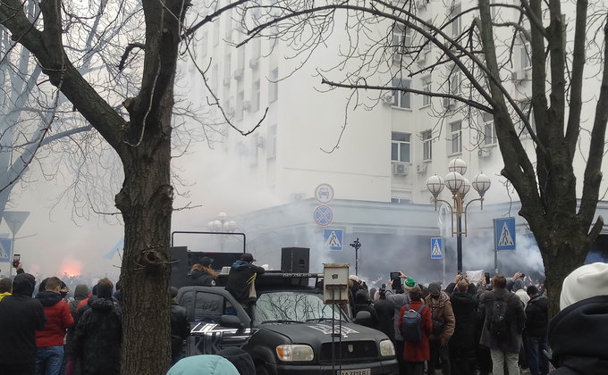 Стерненко. Протестующие забросали файерами офис Венедиктовой – фото, видео