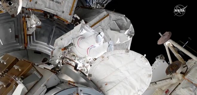 В открытом космосе. Астронавты готовят МКС к установке новых солнечных панелей: видео - Фото