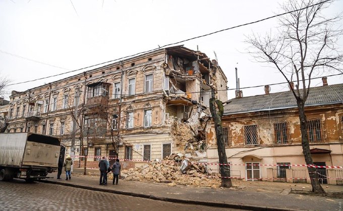 Памятник архитектуры. В Одессе обрушилась часть старинного дома – фото
