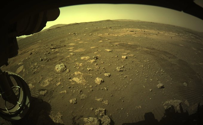 Марсоход Perseverance впервые проехал по поверхности Марса: фото