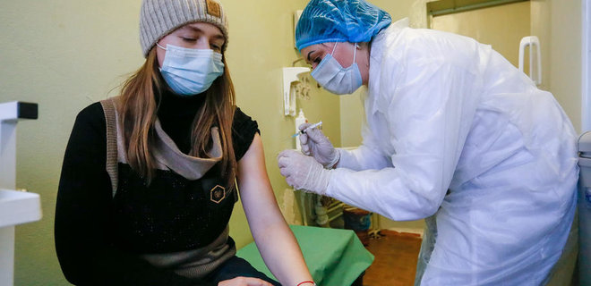 В Украине только 14 человек получили третью дозу вакцины против коронавируса - Фото