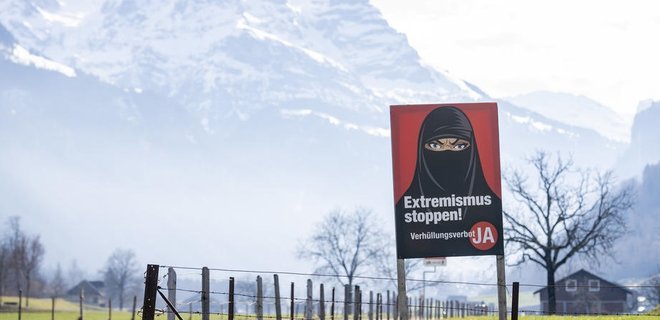 Швейцарцы поддержали на референдуме запрет на ношение никаба и бурки - Фото