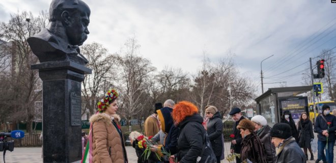 В Крыму оккупанты схватили двоих людей, которые возлагали цветы к памятнику Шевченко - Фото