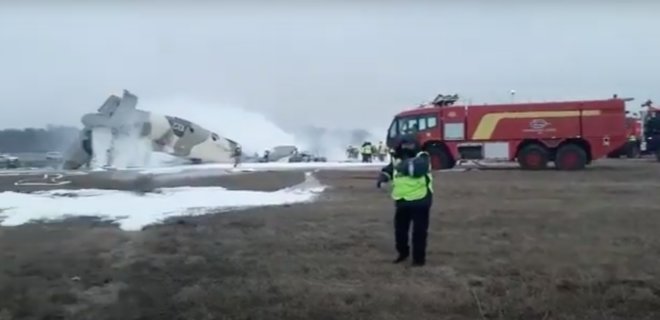 В Казахстане потерпел крушение военный самолет, два человека выжили: видео - Фото