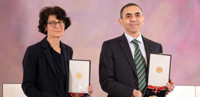 В Германии высшую награду страны вручили супругам-разработчикам вакцины от Pfizer – фото - Фото