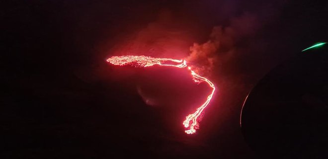 Рядом со столицей Исландии началось извержение вулкана: видео - Фото