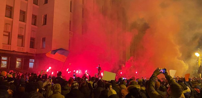 Протест под ОП. Слуга народа инициирует внеочередное заседание Рады при участии силовиков - Фото