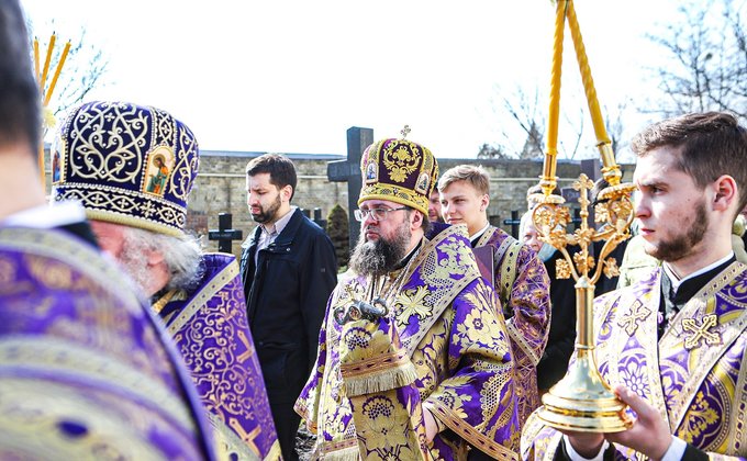 Взлет COVID-эпидемии в стране. Московский патриархат вывел тысячи людей на шествия – видео