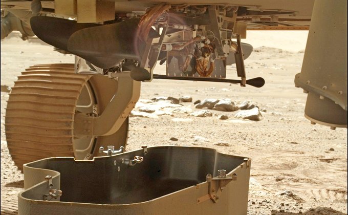 На Марсе готовится к первому в истории полету дрон-вертолет. Сброшен защитный кожух – фото