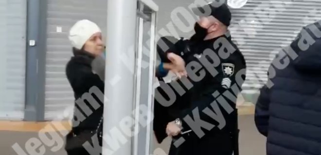 Нарушала карантин. В ТРЦ Киева сотрудник полиции несколько раз ударил женщину – видео - Фото