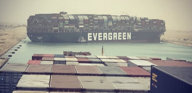Суэцкий канал заблокирован: 400-метровый контейнеровоз сел на мель – видео - Фото