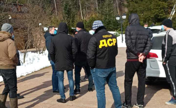 Полиция проводила обыски в резиденции Медведчука на Закарпатье: фото – Схемы
