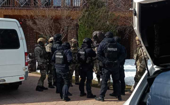 Полиция проводила обыски в резиденции Медведчука на Закарпатье: фото – Схемы