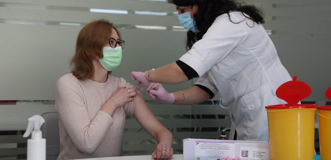 У Зеленского отреагировали на скандал с вакцинацией вне очереди - Фото