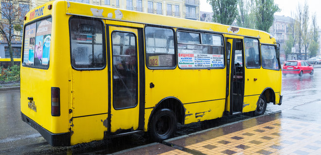 В Киеве обстреляли маршрутку, водитель получил ранение - Фото