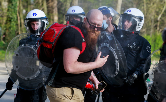 В Брюсселе первоапрельская шутка закончилась столкновениями с полицией: фото