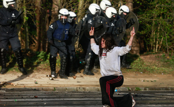 В Брюсселе первоапрельская шутка закончилась столкновениями с полицией: фото