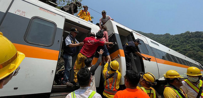 На Тайване сошел с рельсов пассажирский поезд: 72 человека погибли, остальных еще ищут - Фото