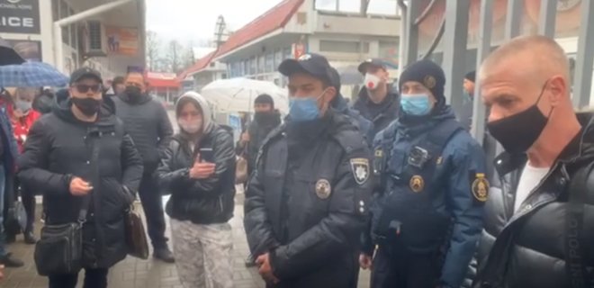 Протесты в Николаеве. Нацгвардия заблокировала работу рынка, но бизнес отстоял позиции - Фото