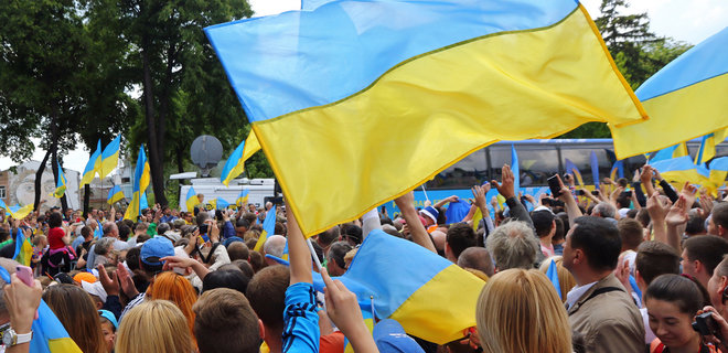 Почти 80% украинцев считают своим родным языком украинский – опрос - Фото