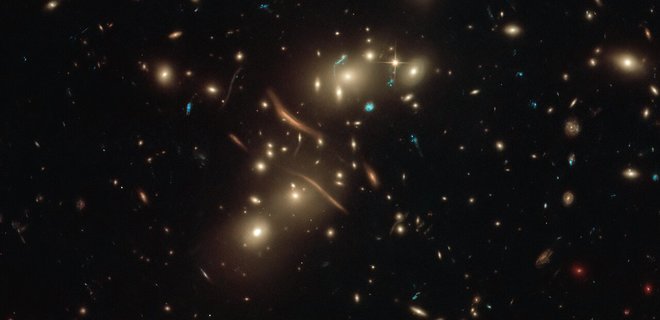 Hubble сделал снимок скопления галактик, которые искривляют свет от других созвездий: фото - Фото