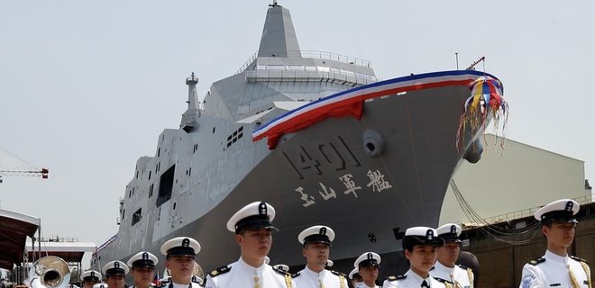 На фоне угроз от Китая Тайвань укрепляет оборону: спущен на воду новый десантный корабль - Фото