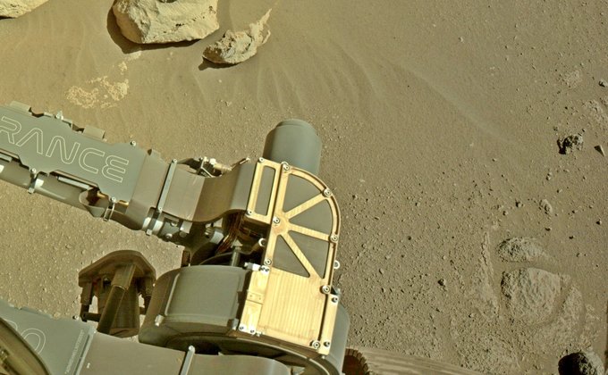 Новый марсоход США Perseverance заехал в опасную для колес зону: фото "каменного поля"
