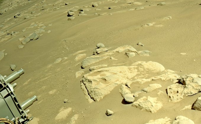 Новый марсоход США Perseverance заехал в опасную для колес зону: фото "каменного поля"