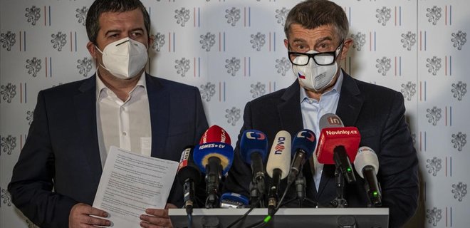 Чехия высылает 18 дипломатов из РФ: ГРУ обвиняют во взрывах на военных складах в 2014-м - Фото
