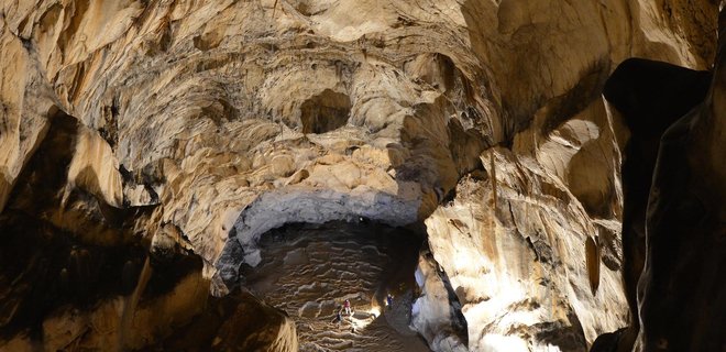 Во Франции провели эксперимент: люди пробыли 40 дней в пещере без телефонов и часов  - Фото