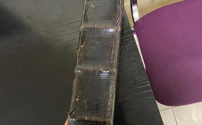 Из Украины пытались вывезти ценную 200-летнюю книгу: контрабанду пресекла СБУ – фото