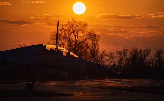 Летчики ВСУ отработали воздушные бои с истребителями на фоне красочного заката – фото