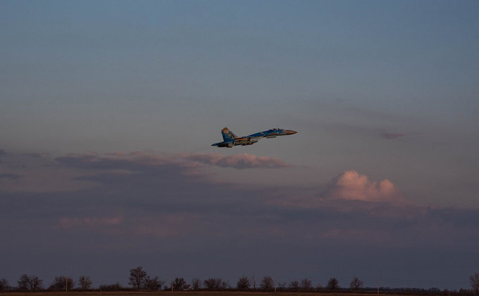 Летчики ВСУ отработали воздушные бои с истребителями на фоне красочного заката – фото