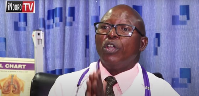 В Кении от COVID-19 умер врач, который призывал заменить вакцинацию ингаляциями - Фото