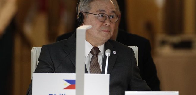 Глава МИД Филиппин в нецензурной форме потребовал от Китая вывести суда из спорных вод - Фото