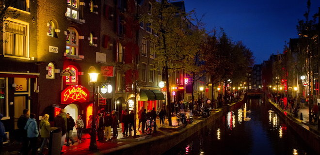 Квартал красных фонарей в Амстердаме хотят вынести за город из-за туристов - Фото