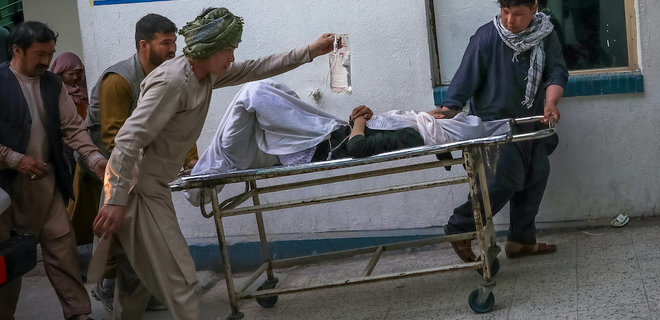 В результате взрыва у школы в Кабуле погибли 55 человек, в основном дети – Reuters - Фото