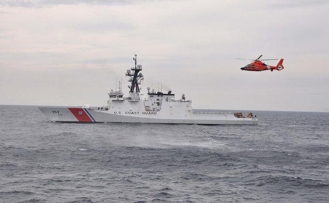 Флагман Морской охраны встретил корабль ВМС США в море. Три корабля РФ провоцировали: фото