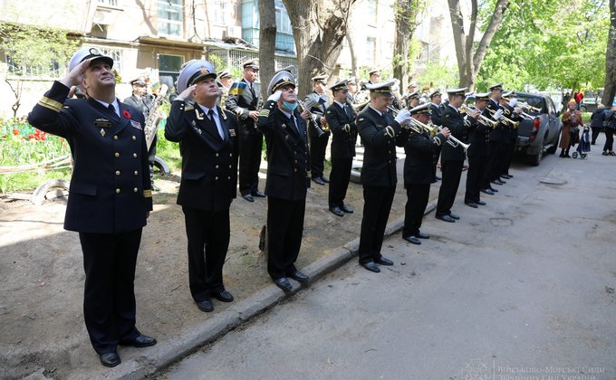 Командование флота Украины с оркестром пришло домой к столетнему ветерану – фото