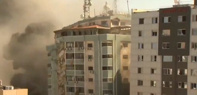 После авиаудара Израиля в секторе Газа рухнуло здание с офисами международных СМИ: видео - Фото