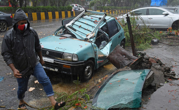 Борющуюся с COVID-19 Индию заливает циклон Тауктае: фото, видео