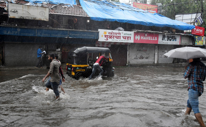 Борющуюся с COVID-19 Индию заливает циклон Тауктае: фото, видео