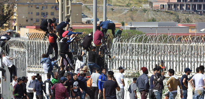 В Испании наплыв беженцев: в ее анклав Сеута за день прибыло 6000 марокканцев - Фото