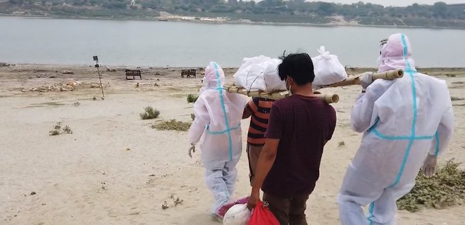 В Индии сотни тел вымыло на берега Ганга: на трупах 