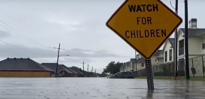 В США сотни людей пострадали от сильного наводнения, есть погибшие: подборка видео - Фото
