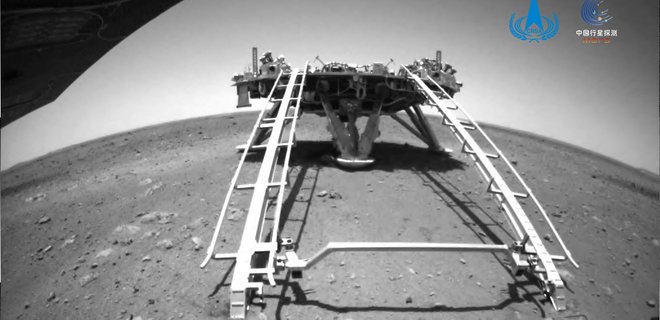 Китайский ровер Zhurong успешно сошел с платформы и начал исследовать Марс – фото - Фото