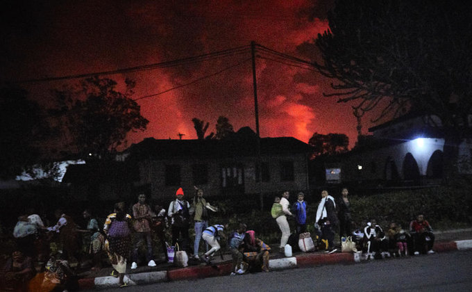 В Африке началось извержение большого вулкана: крупный город охватила паника – фото, видео