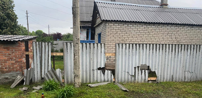Российские ракеты прилетели в гаражи и жилой дом прифронтового поселка на Донбассе - Фото