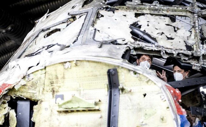 MH17. В Нидерландах судьи и адвокаты осмотрели реконструкцию сбитого самолета – фото